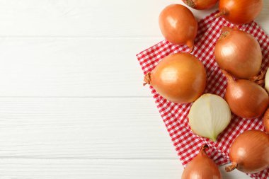 Ahşap arka planda taze soğanlı peçete.