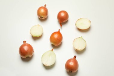 Beyaz zemin üzerinde taze soğan ile düz yatıyordu, üst görünüm