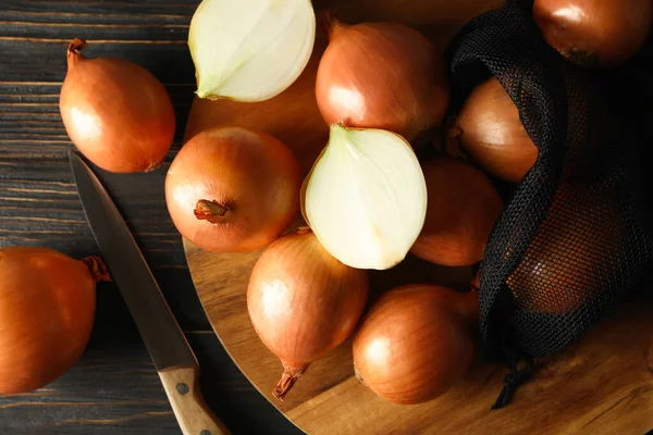 Brett Mit Frischen Zwiebeln Auf Holzgrund — Stockfoto