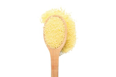 Beyaz arkaplanda saf kuskus izole edilmiş kaşık