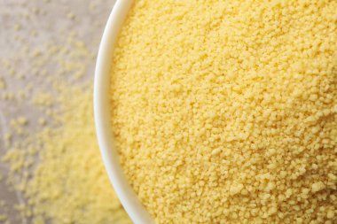 Gri arka planda ham kuskus olan kase