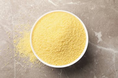 Gri arka planda ham kuskus olan kase