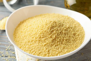 Gri ahşap masada kuskus ile kahvaltı kavramı