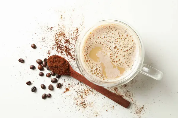 Tasse Kaffee Bohnen Und Löffel Mit Gemahlenem Kaffee Auf Weißem — Stockfoto
