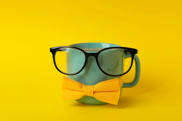 Copa Con Pajarita Gafas Sobre Fondo Amarillo — Foto de Stock