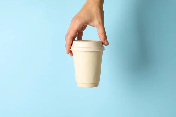 Feminino Mão Segurar Copo Papel Café Fundo Azul — Fotografia de Stock