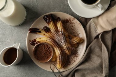 Gri masada Churros 'la tatlı öğle yemeği kavramı
