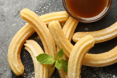 Gri masada Churros 'la tatlı öğle yemeği kavramı