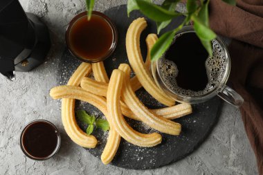 Gri masada tatlı churros ile öğle yemeği kavramı