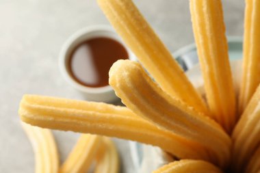 Gri masada Churros 'la tatlı öğle yemeği kavramı