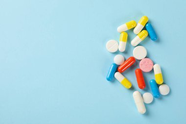 Mavi arkaplanda farklı haplar, metin için boşluk