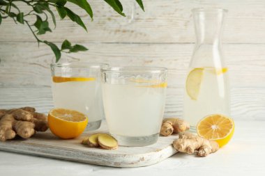 Beyaz ahşap zemin üzerinde zencefilli limon suyu olan kahvaltı kavramı