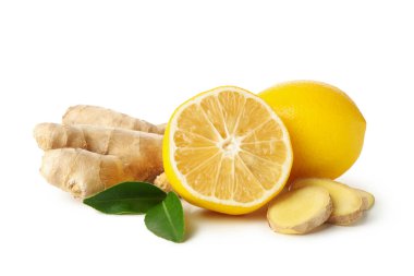 Beyaz arka planda taze zencefil ve limon izole edilmiş.