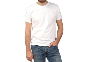 Beyaz tişörtlü ve kot pantolonlu, beyaz arka planda genç bir yetişkin.