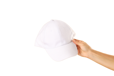 El beyaz bir beyzbol şapkası tutuyor, beyaz üzerine izole edilmiş, PNG
