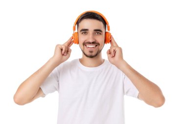 Genç adam turuncu kulaklıklı müzik dinliyor, izole edilmiş, PNG