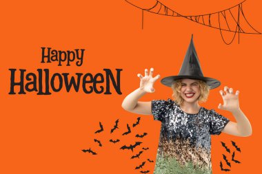 Cadı kostümlü genç kadın dekorla poz veriyor.