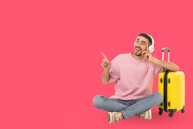 Neşeli genç adam seyahate hazırlanırken müzikten hoşlanır.