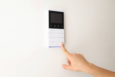 Dokunmatik ekran kontrol panelindeki tuşlara bas