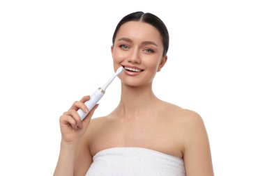 Elektrikli diş fırçası ile gülümseyen kadın, izole edilmiş, PNG