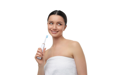 Genç kadın elektrikli diş fırçasını kullanmayı seviyor, izole edilmiş, PNG