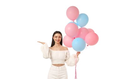 Neşeli bir kadın balonları havada tutuyor, beyaz üzerinde izole edilmiş, PNG