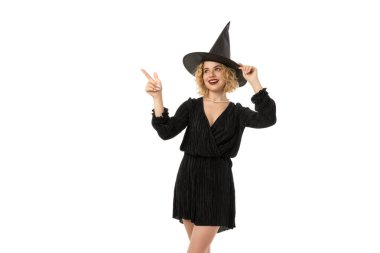 Neşeli cadı cadılar bayramı ruhunu gösteriyor, beyazda izole edilmiş, PNG