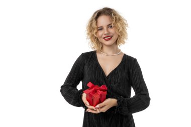 Kadınlar kutlamalarda kırmızı bir hediye kutusuyla gülümserler, izole edilmiş, PNG