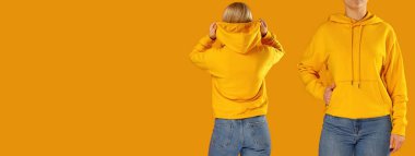 Sarı kapüşonlu, parlak sarı arka planı olan bir kadın.