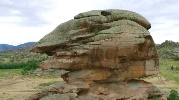 Die Spannweite Der Drohne Der Nähe Des Märchenfelsens — Stockvideo