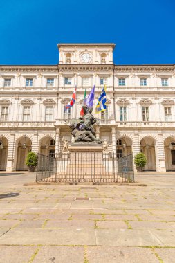 19 Ağustos 2017, Turin, İtalya, kare palazzo di Cıtt ve Conte Verde, Savoy Amedeo heykeli.
