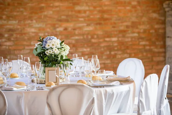 Bir Parti Düğün Resepsiyonu Için Dekore Edilmiş Masalar — Stok fotoğraf