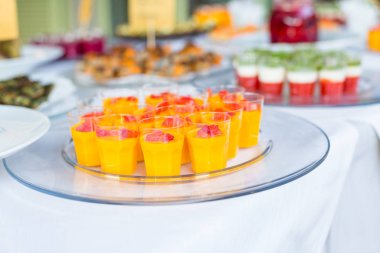 Çeşitli aperatifler ve parmak yiyecekleri.