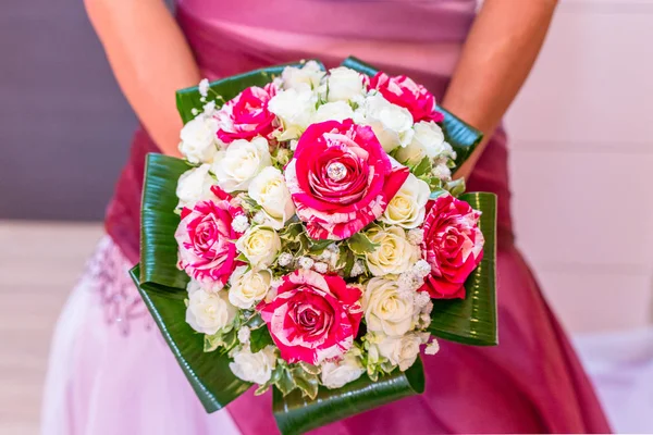 Belo Buquê Rosas Brancas Para Dia Casamento — Fotografia de Stock