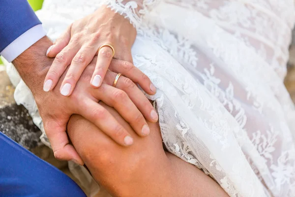 Bruden Och Brudgummen Händer Med Vigselringar — Stockfoto