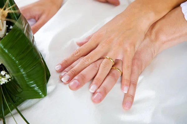 Manos Novia Novio Con Anillos Boda —  Fotos de Stock