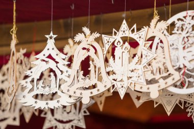 Strazburg, Alsace, Fransa için Noel piyasada renkli süslemeleri.