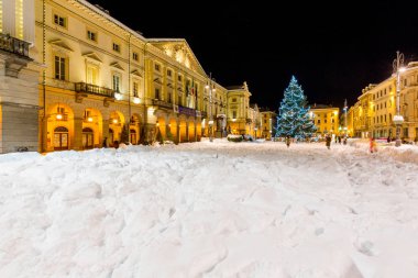 Aosta, İtalya - 12 Aralık 2017. Chanoux Meydanı'na ve Belediye Merkezi Aosta, Noel zamanı.