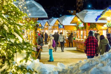 Aosta, İtalya - 12 Aralık 2017. Tarihi Roma amfi Aosta eski merkezi geleneksel Noel Pazar. Aosta Vadisi 12 Aralık 2017