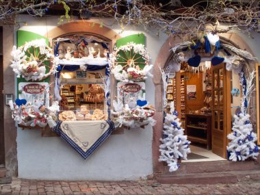Riquewihr, Fransa. 29 Aralık 2017: Alsace, Fransa Noel piyasada renkli süslemeleri.