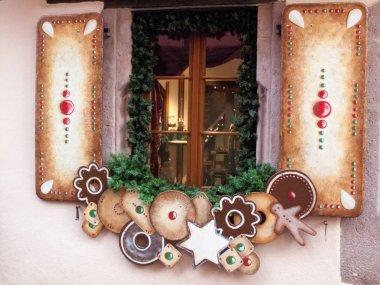 Strazburg, Alsace, Fransa için Noel piyasada renkli süslemeleri.