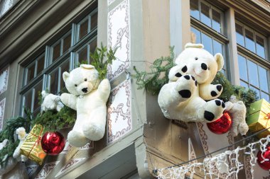 Strazburg, Alsace, Fransa için Noel piyasada renkli süslemeleri.
