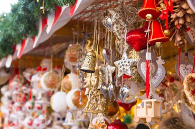 Strazburg, Alsace, Fransa için Noel piyasada renkli süslemeleri.