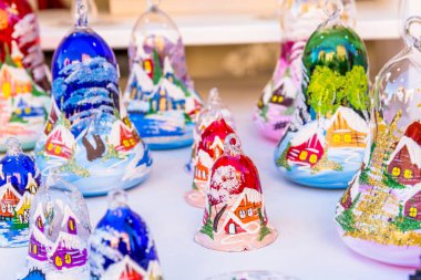 Strazburg, Alsace, Fransa için Noel piyasada renkli süslemeleri.