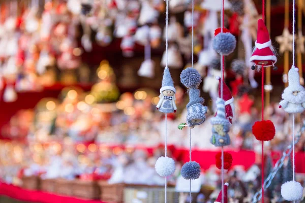 Πολύχρωμα Στολίδια Για Χριστουγεννιάτικη Αγορά Στρασβούργο Αλσατία Γαλλία — Φωτογραφία Αρχείου