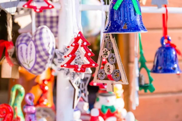Πολύχρωμα Στολίδια Για Χριστουγεννιάτικη Αγορά Στρασβούργο Αλσατία Γαλλία — Φωτογραφία Αρχείου