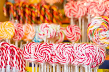 Çocuk için birçok renkli lolipop şeker.