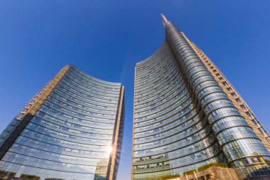 Milano'da Gae Aulenti, Porta Nuova meydanında modern gökdelenler 