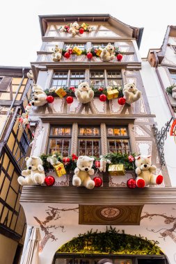 Strazburg Noel piyasada renkli süslemeleri