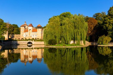 Burgundy bölgesinde Sercy Kalesi güzel yansıması, Fransa